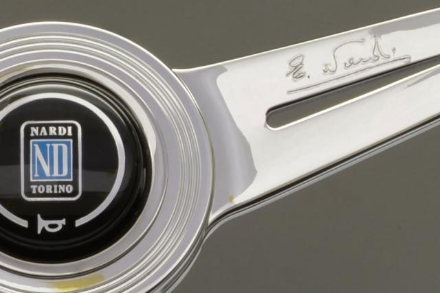 Nardi Classic - 360mm (Black Leather / Glossy Spokes w/ Grey Stitching)