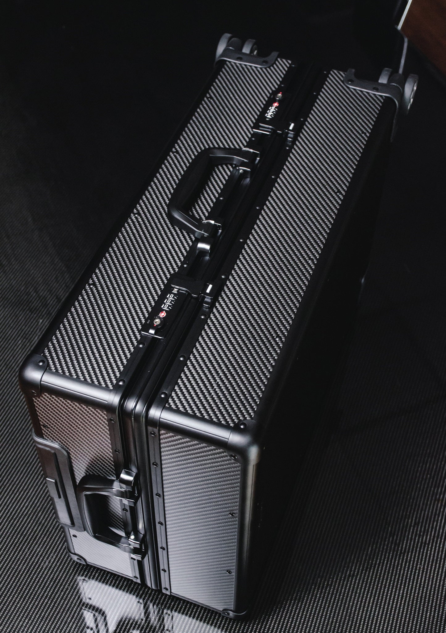 CMST DRY CARBON FIBER SUITCASE